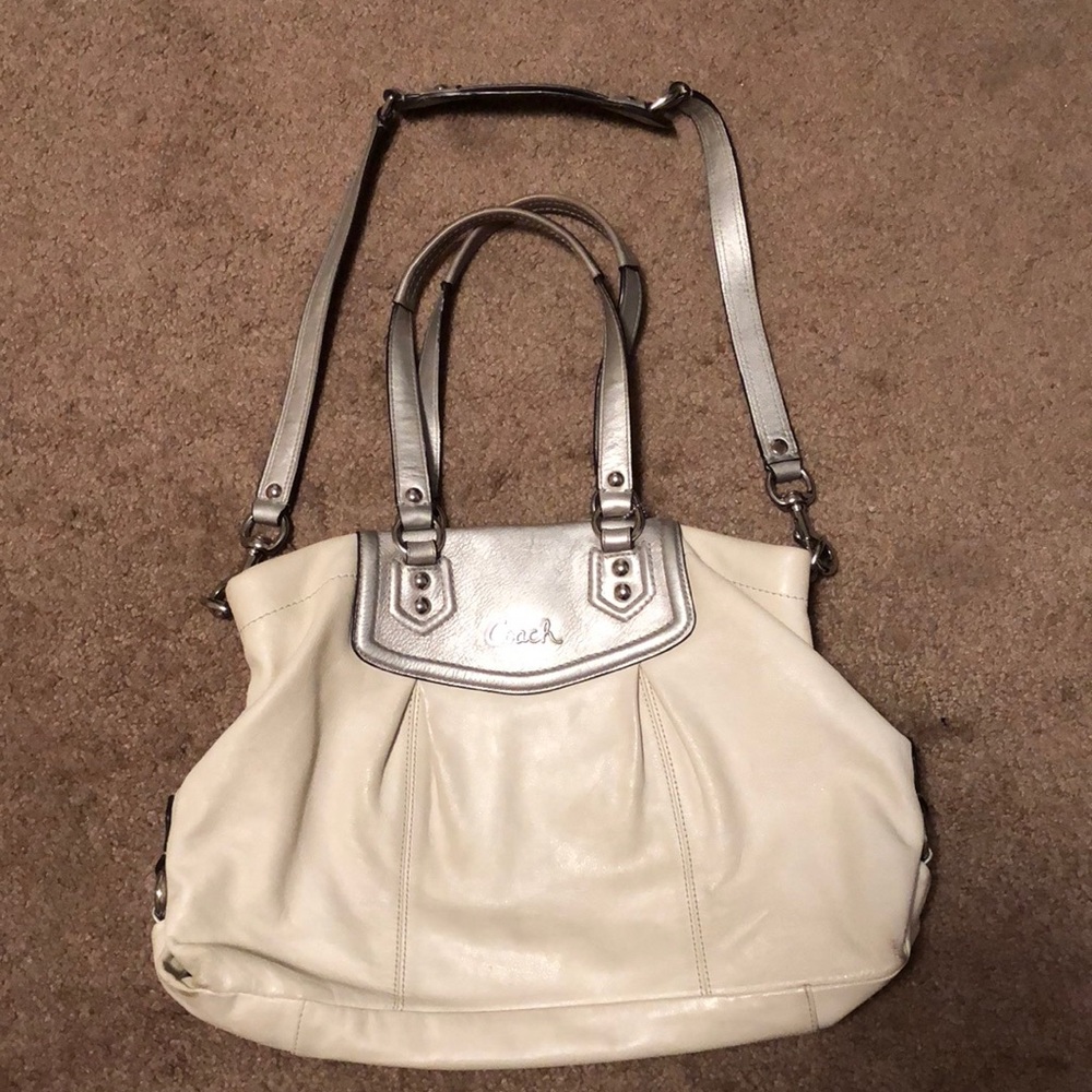 Coach Purse 👛 - Picture 2 of 6